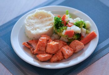 Sweet Chilli Salmon Bites with Cauliflower Rice and Vegetables