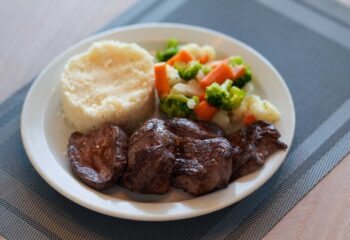 Fillet Steak with Cauliflower Rice and Vegetables