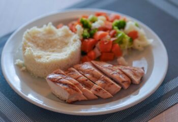 Grilled Chicken Breast with Cauliflower Rice and Vegetables